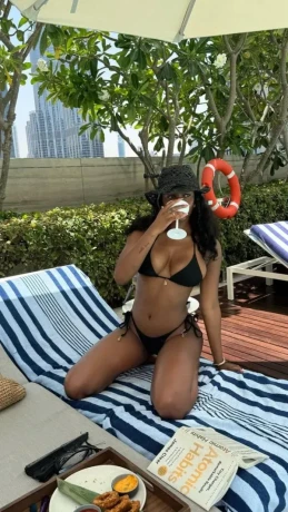 Sexy black girl in Dubia available for erotic girlfriend experience