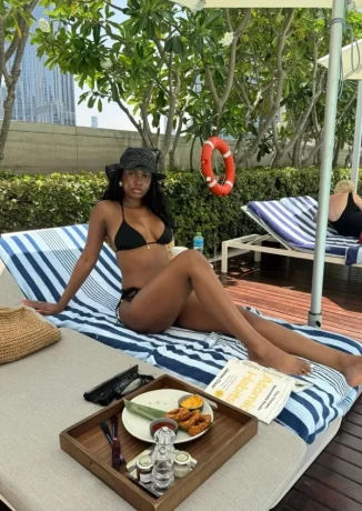 Sexy black girl in Dubia available for erotic girlfriend experience
